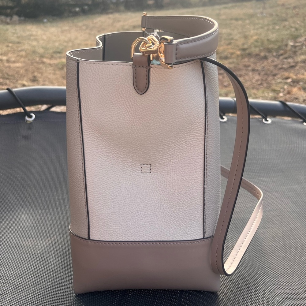 Michael Kors Mercer Gallery medium two-tone pebbled leather bucket bag - Picture 9 of 14
